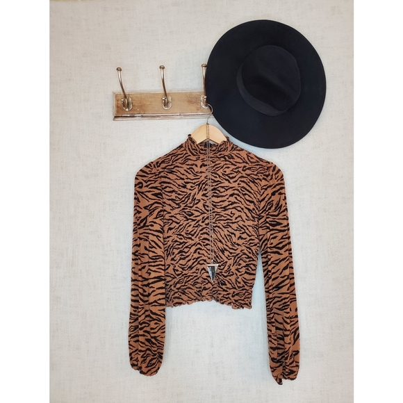 wild fable Tops - CHIC ZEBRA PRINT LONG SLEEVE BLOUSE- Size M🤎